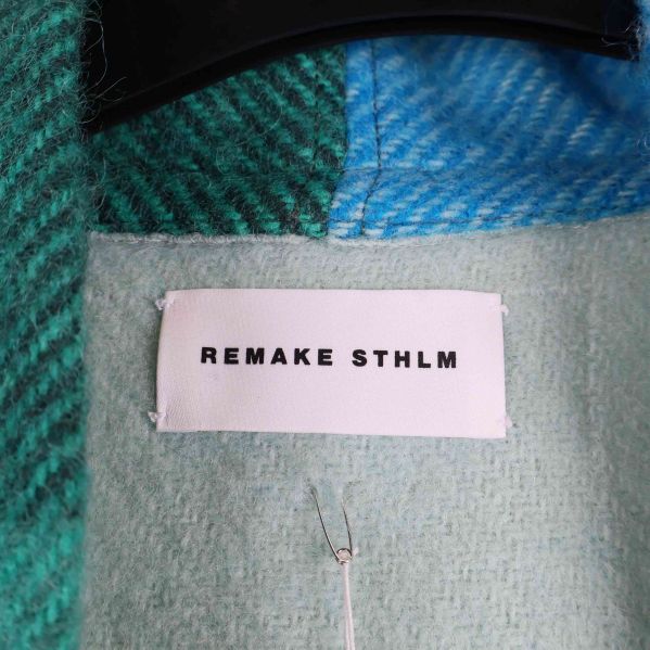 Närbild på Remake STHLM-etikett i filtjackan