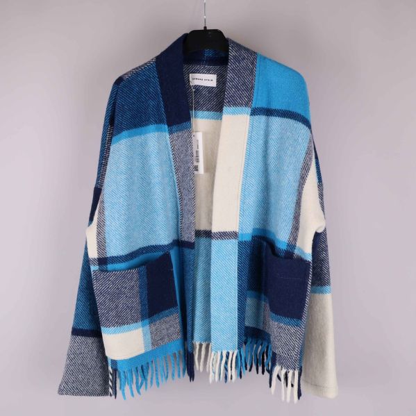 Filtjacka i blått och vitt på galge, framifrån