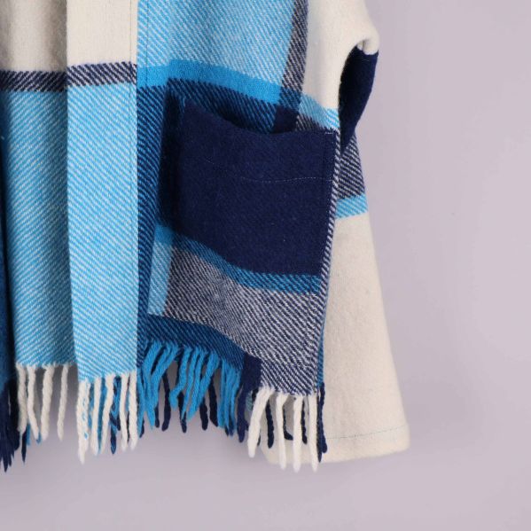 Närbild på filtjackans nedre del med ficka och fransar