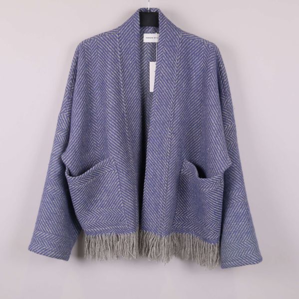 Framsidan av blå kimonojacka i ull med fickor och fransar