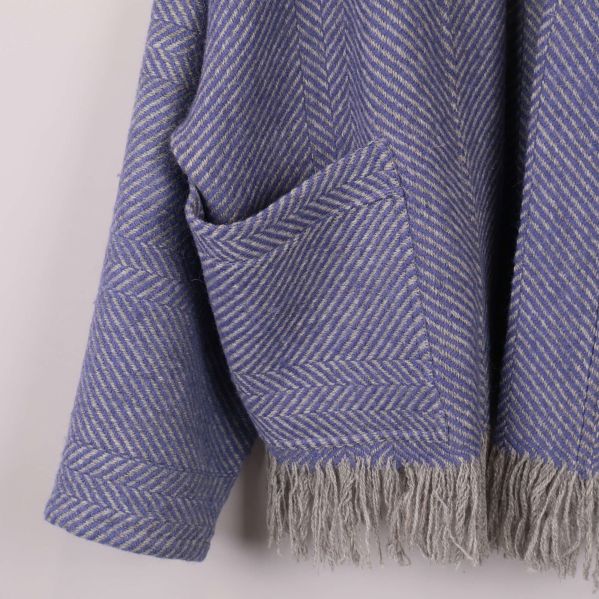 Närbild på ficka och fransar nertill på blå kimonojacka