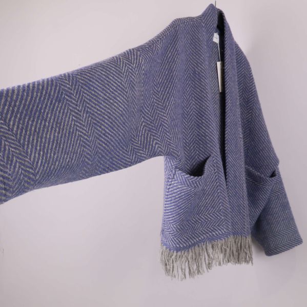 Jacka med utsträckt ärm i fiskbensmönstrad ull