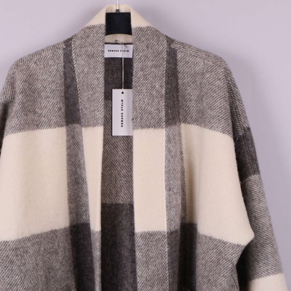 Närbild på jackans öppning och krage