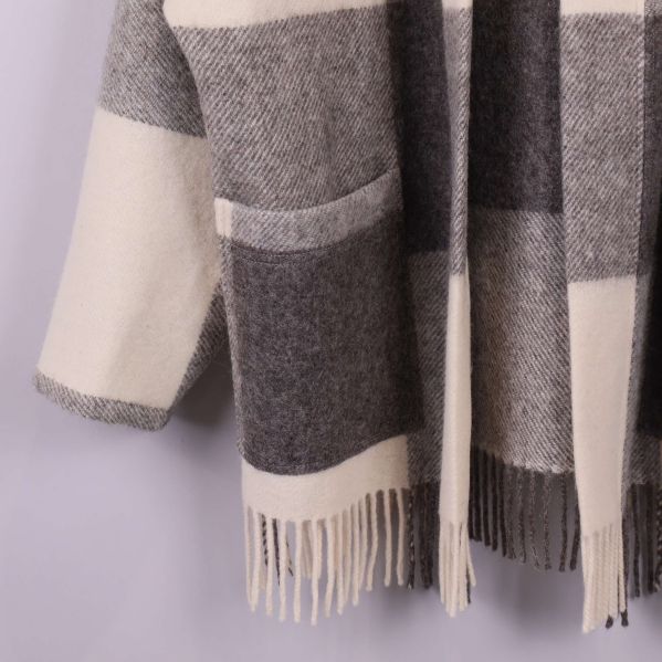 Fickor och fransdetaljer på jackans nederkant