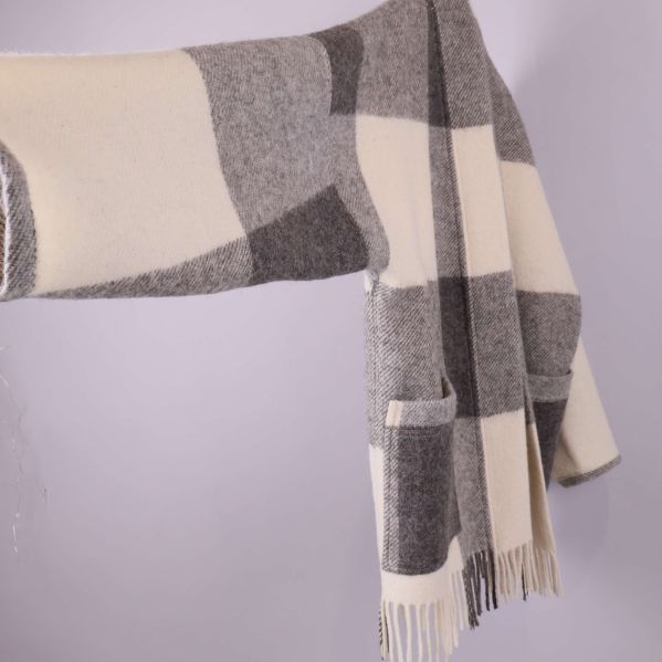 Jackans ärm och axel i blockränder