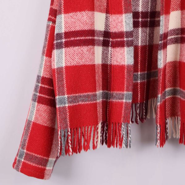 Detalj av jackans franskant och rutigt tyg