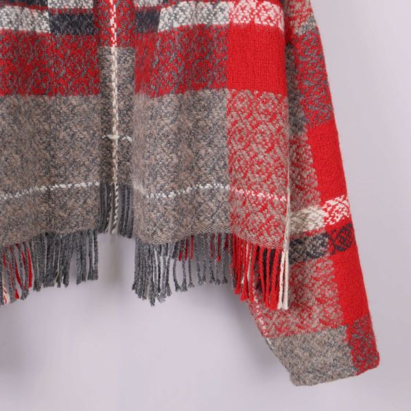 Detaljbild på jackans nederkant med långa fransar