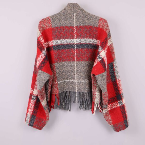 Baksidan av jacka i rött och grått rutigt tyg