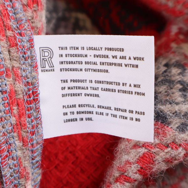 Etikett från Remake insydd i jackans foder