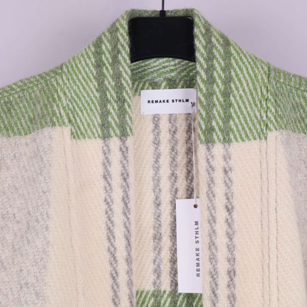 Närbild på krage och etikett i cardigan