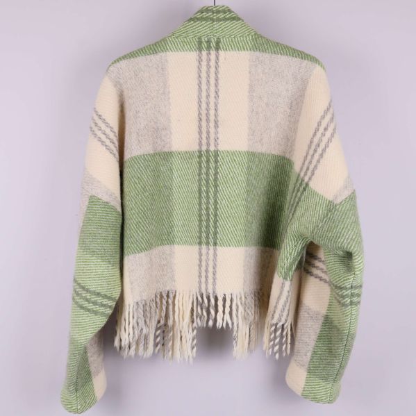 Baksidan av rutig stickad cardigan med fransar