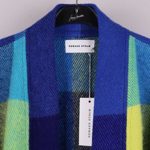 Närbild på koftans infodring och etikett med texten Remake Stockholm