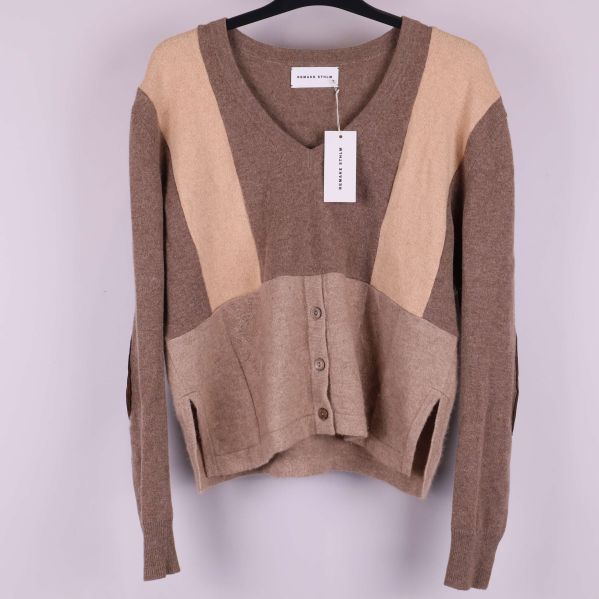 Brun och beige kofta med knappstängning och V-ringning
