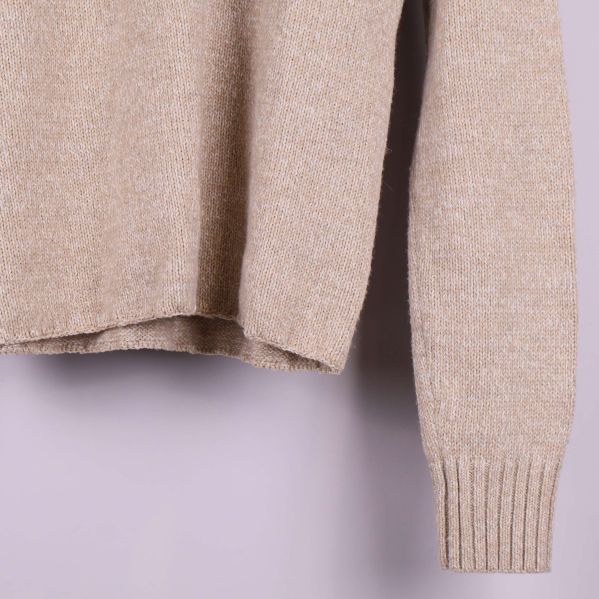 Närbild på nederkant och ärm med ribbade muddar