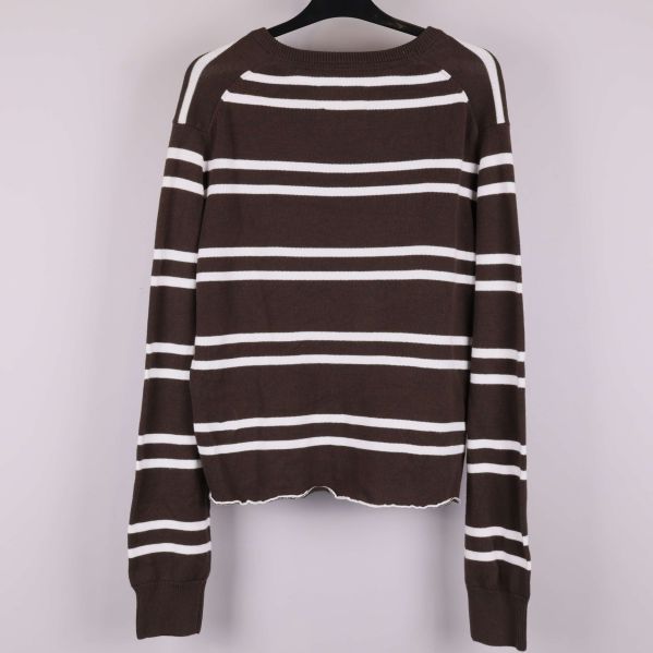 Baksidan av brun tröja med vita ränder