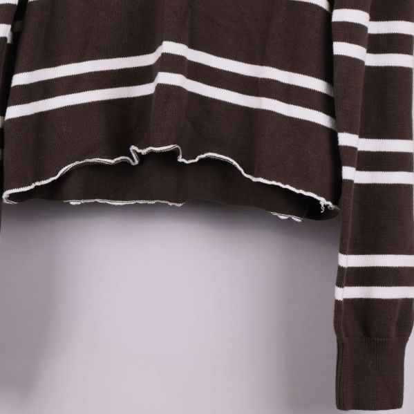 Närbild på tröjans rå nederkant och ärm