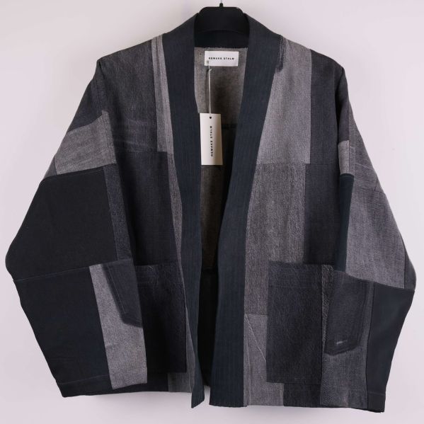 Framsidan av svart och grå patchwork kimono med fickor