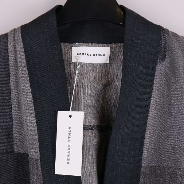 Närbild av krage och etikett med Remake Sthlm text