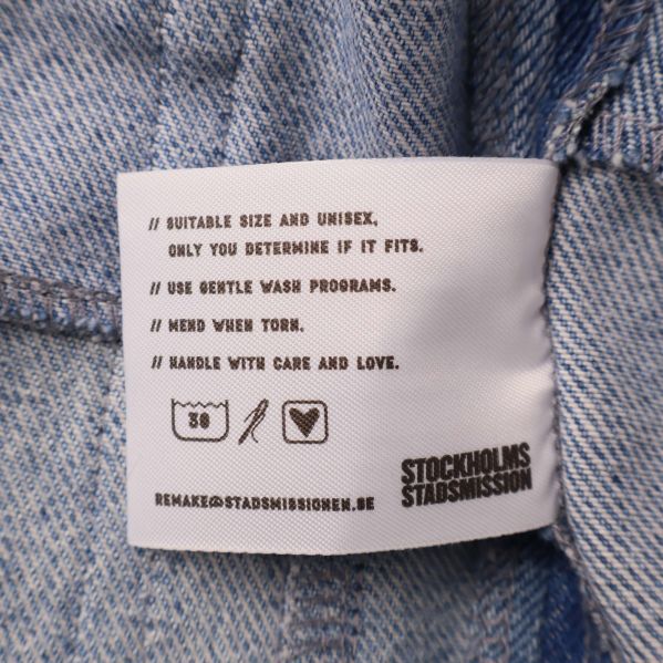 Tvättlapp med skötselråd och tvättsymboler