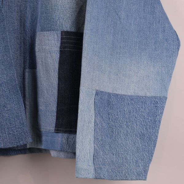 Närbild på ficka och sömdetaljer på ärmen