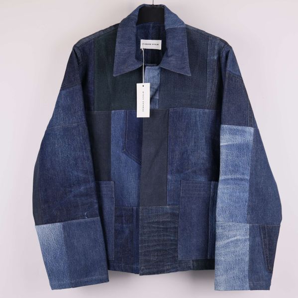 Patchwork denimjacka i mörkblå toner framifrån