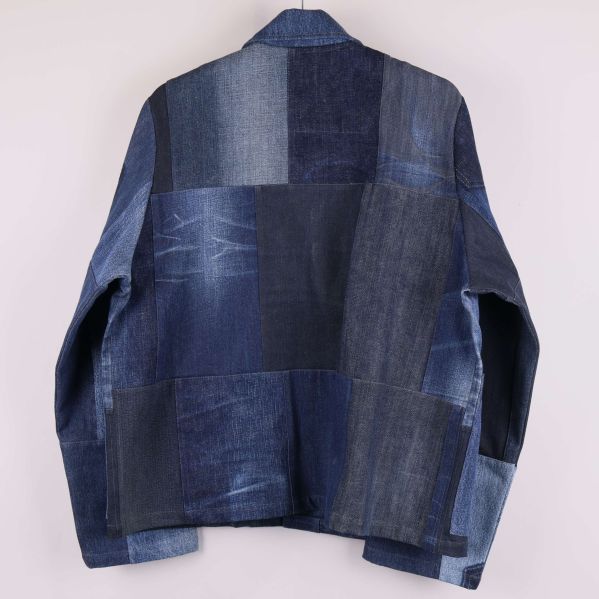 Patchwork denimjacka i mörkblå toner bakifrån