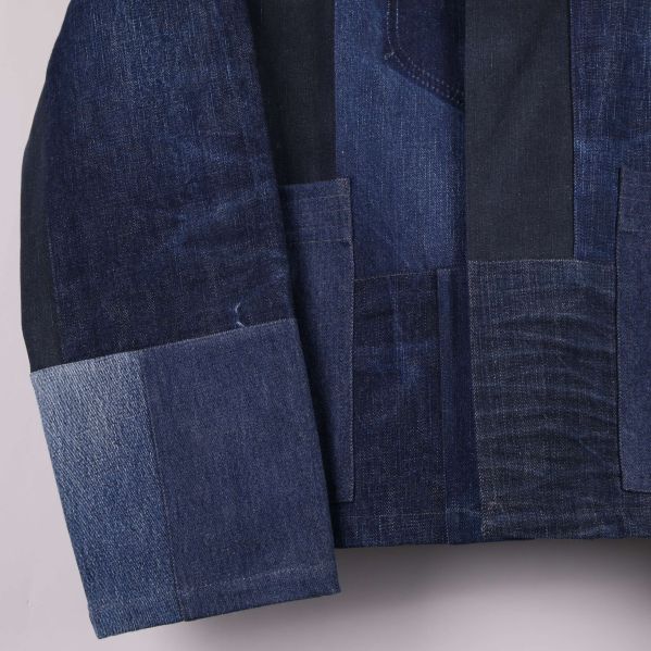 Närbild på ärmslut och patchwork-detaljer i jacka