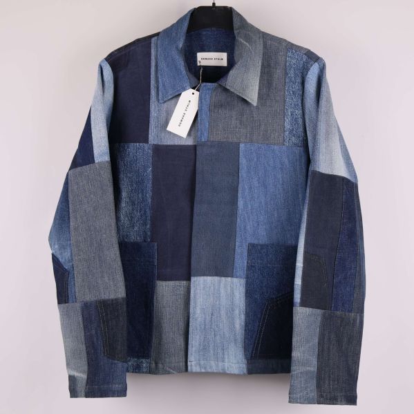 Patchwork-jeansjacka i olika blå nyanser framifrån