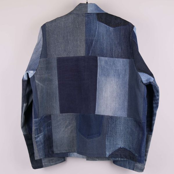 Patchwork-jeansjacka bakifrån med stora denimlappar
