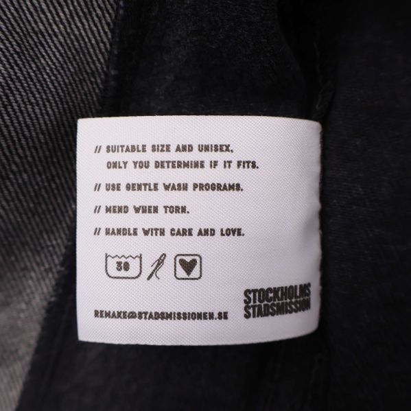 Etikett med skötselråd och storleksinformation på insidan