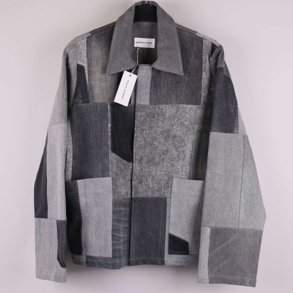 Framsida av jacka i grått denim patchworkmönster