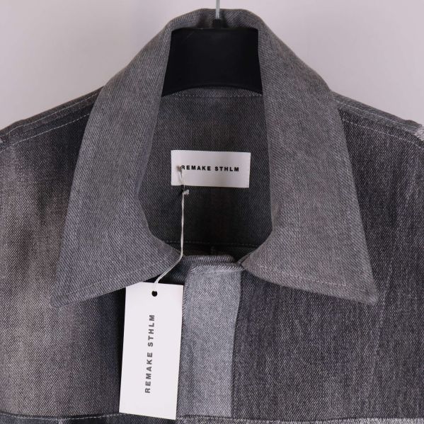 Närbild på krage och etikett med Remake Stockholm text