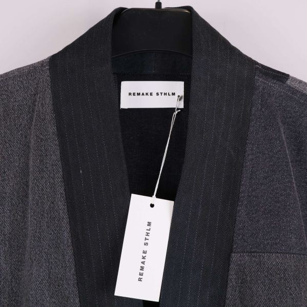 Närbild på kragen och etiketten Remake Sthlm