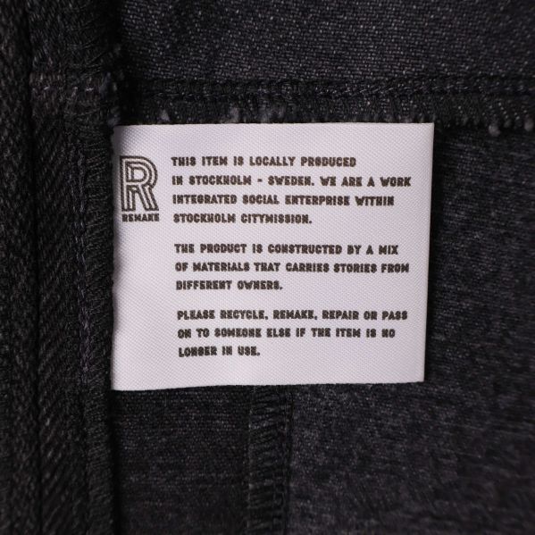 Etikett med information om jackans produktion i Stockholm