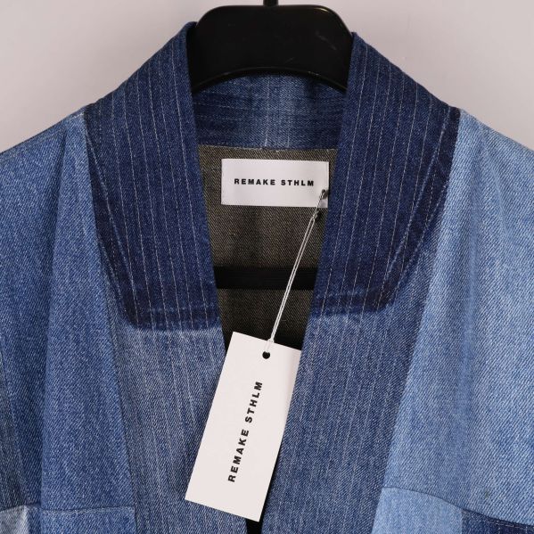 Närbild på kragen och etiketten Remake Stockholm