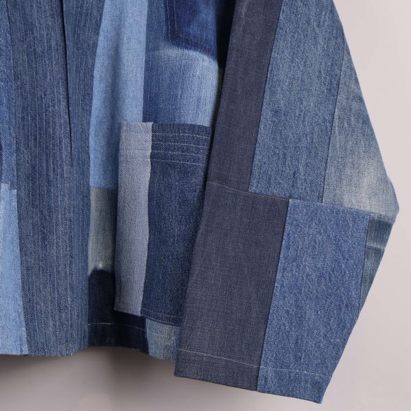 Närbild på ärm och ficka med patchwork i denim