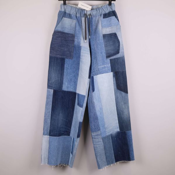 Framsidan av patchworkbyxa i denim med flera nyanser blått