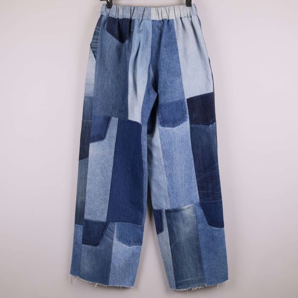 Baksidan av denimbyxa med patchwork och resår i midjan