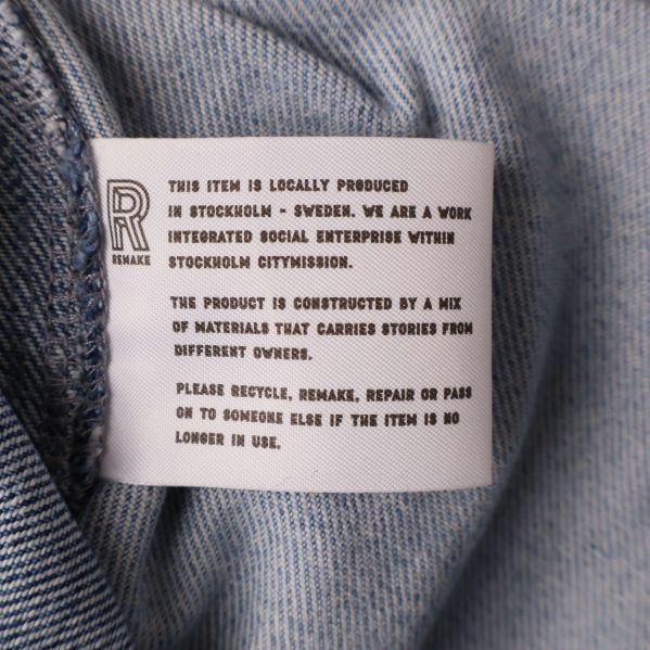 Informationslapp på insidan av denimbyxa