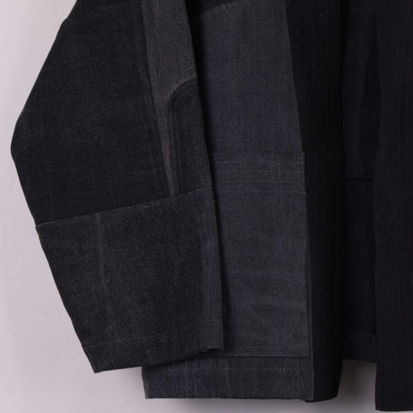 Närbild visar material och sömmar på jackans ärm och framstycke