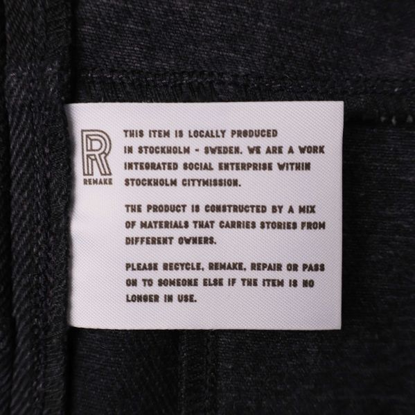 Textetikett beskriver produktion och materialens ursprung