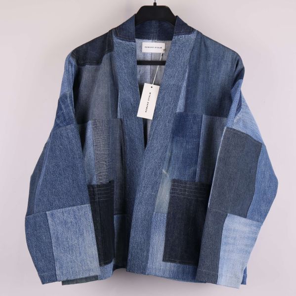 Patchwork denimjacka framifrån med olika blå toner