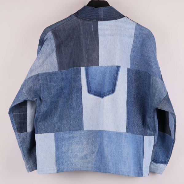 Baksida av denimjacka i patchwork med fickdetalj