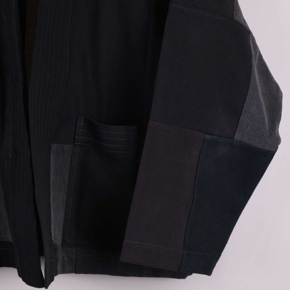 Närbild på patchwork-ärmar och ficka på kimonojacka