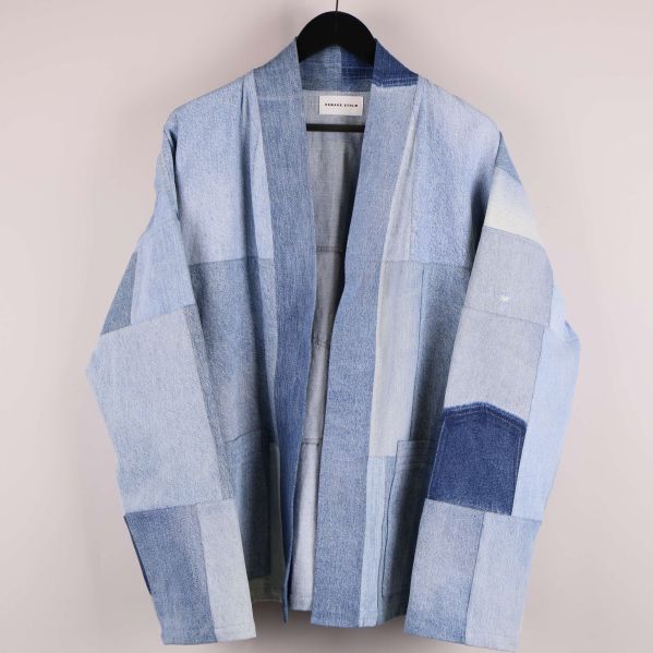Framifrån av patchwork denimkimono på galge
