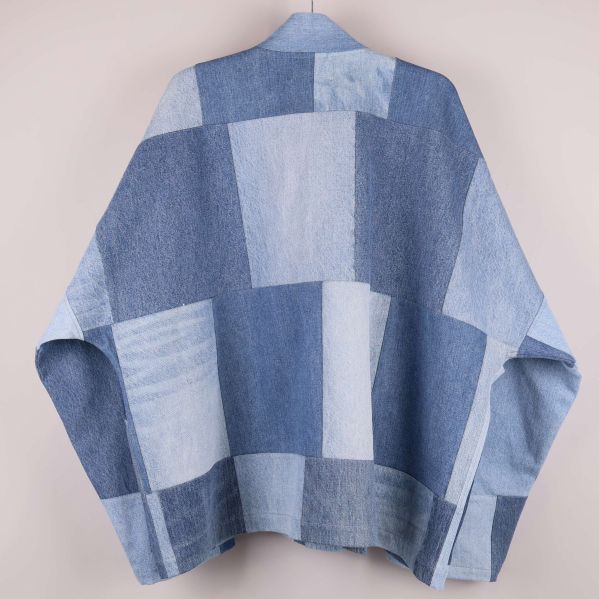 Patchwork denimjackans baksida med rektangulära denimrutor