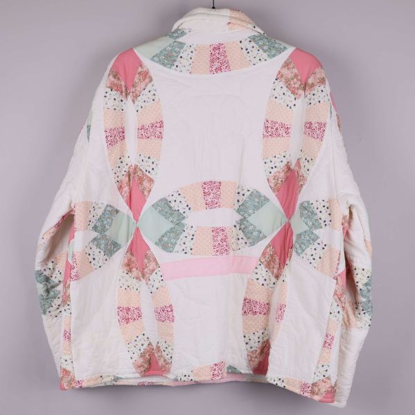 Baksida av quiltad jacka med geometriskt mönster