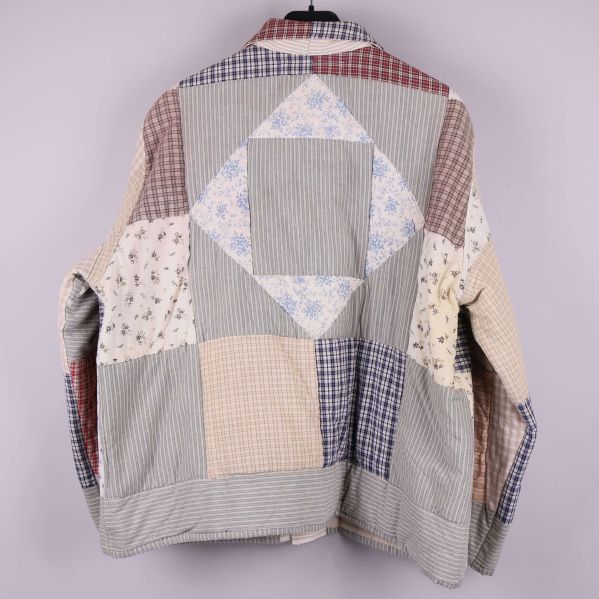 Baksidan av jacka i patchwork med stora fyrkanter