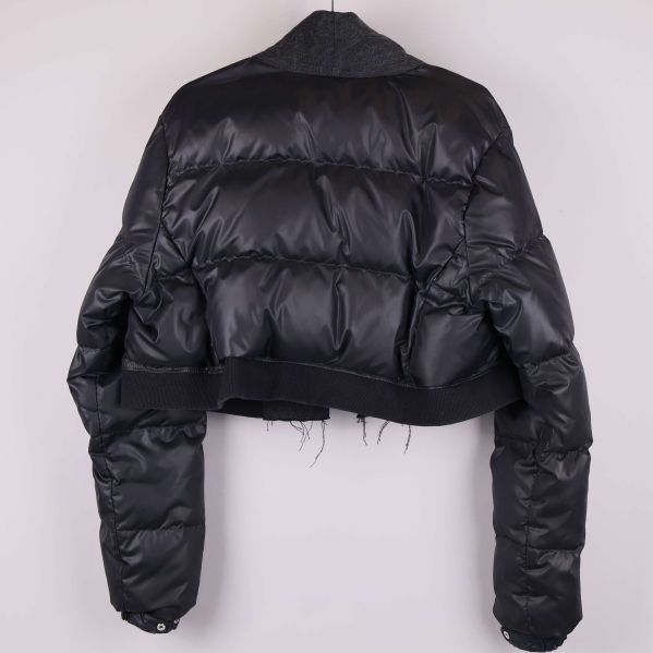 Baksida av kort svart vadderad jacka