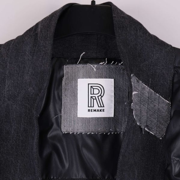 Detalj på jackans denimkrage och Remake-märke
